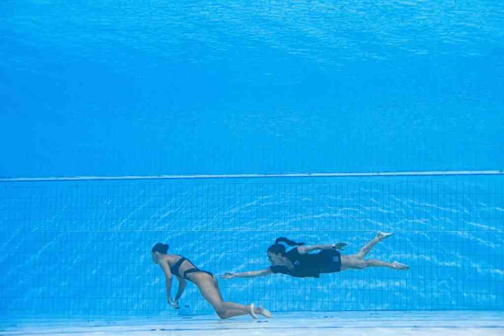 Pelatih menyelamatkan perenang yang tenggelam – Gymnastics Coaching.com